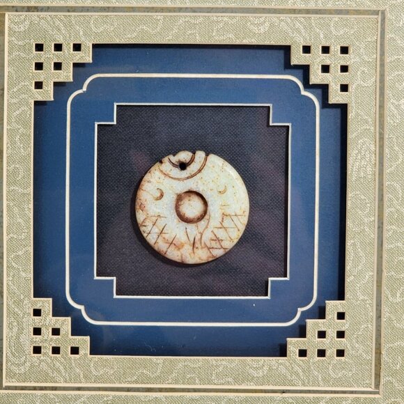 Framed Carved Jade Chinese Antique Art Featuring Round Pendant Double Fish Motif - Picture 3 of 12